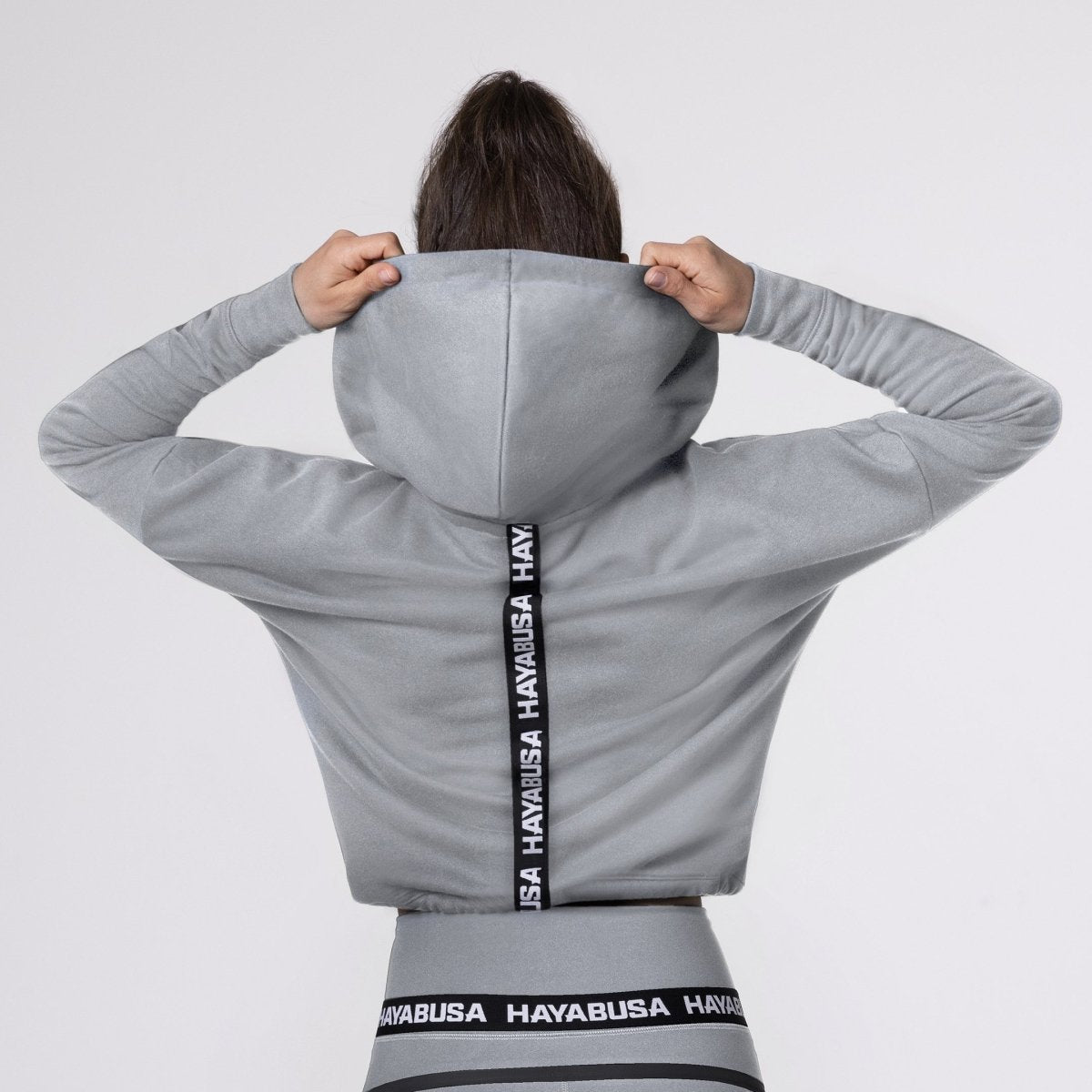 Achteraanzicht van het grijze sweatshirt benadrukt de casual en ontspannen pasvorm