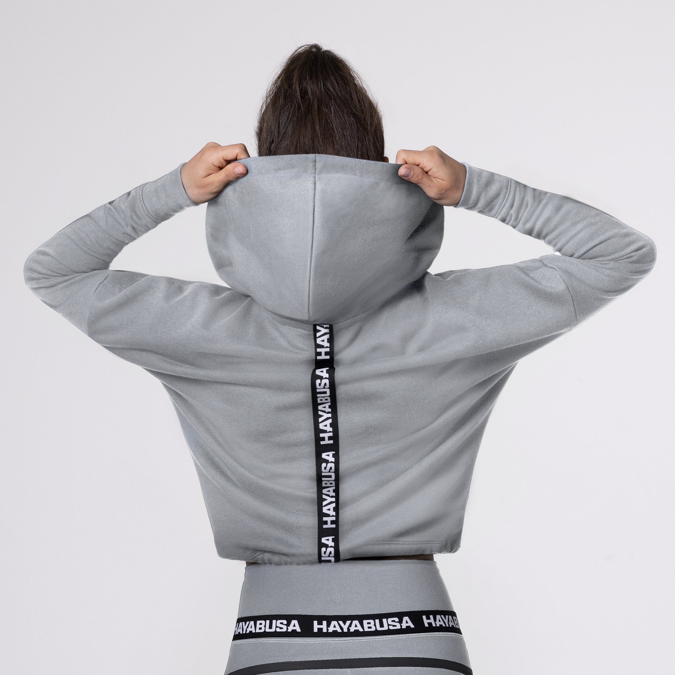 Vista posteriore della felpa grigia, evidenzia la vestibilità casual e rilassata