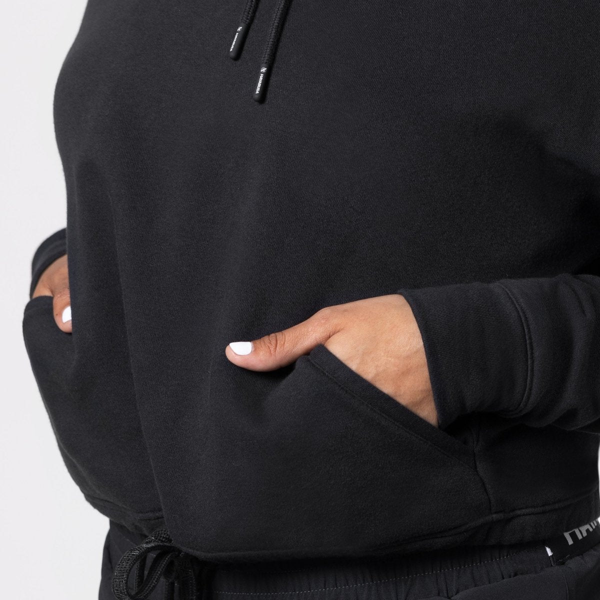 Detail van de open zakken aan de voorkant van het zwarte cropped Hayabusa-sweatshirt
