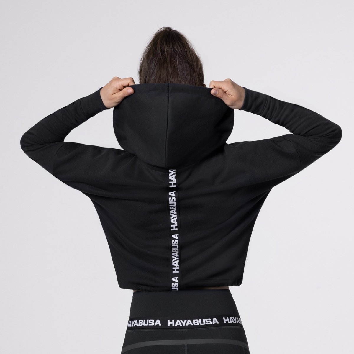 Achteraanzicht van het zwarte Hayabusa-sweatshirt, detail van de jacquardband op de achterkant
