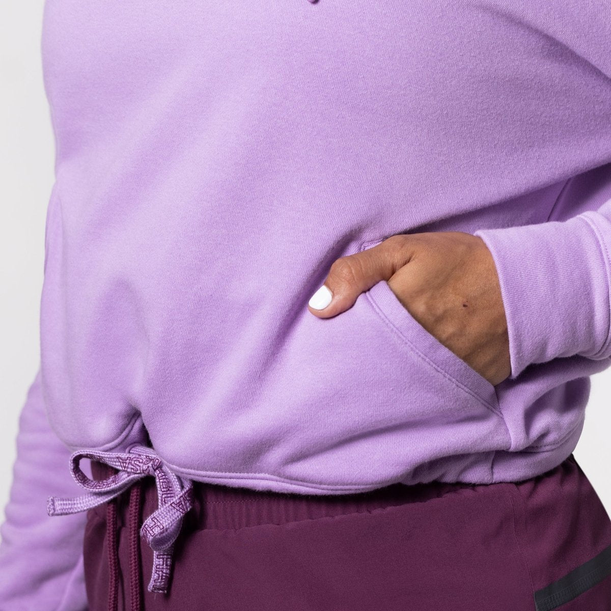 Detail van de voorzakken van het roze cropped Hayabusa-sweatshirt, hoogwaardige afwerkingen