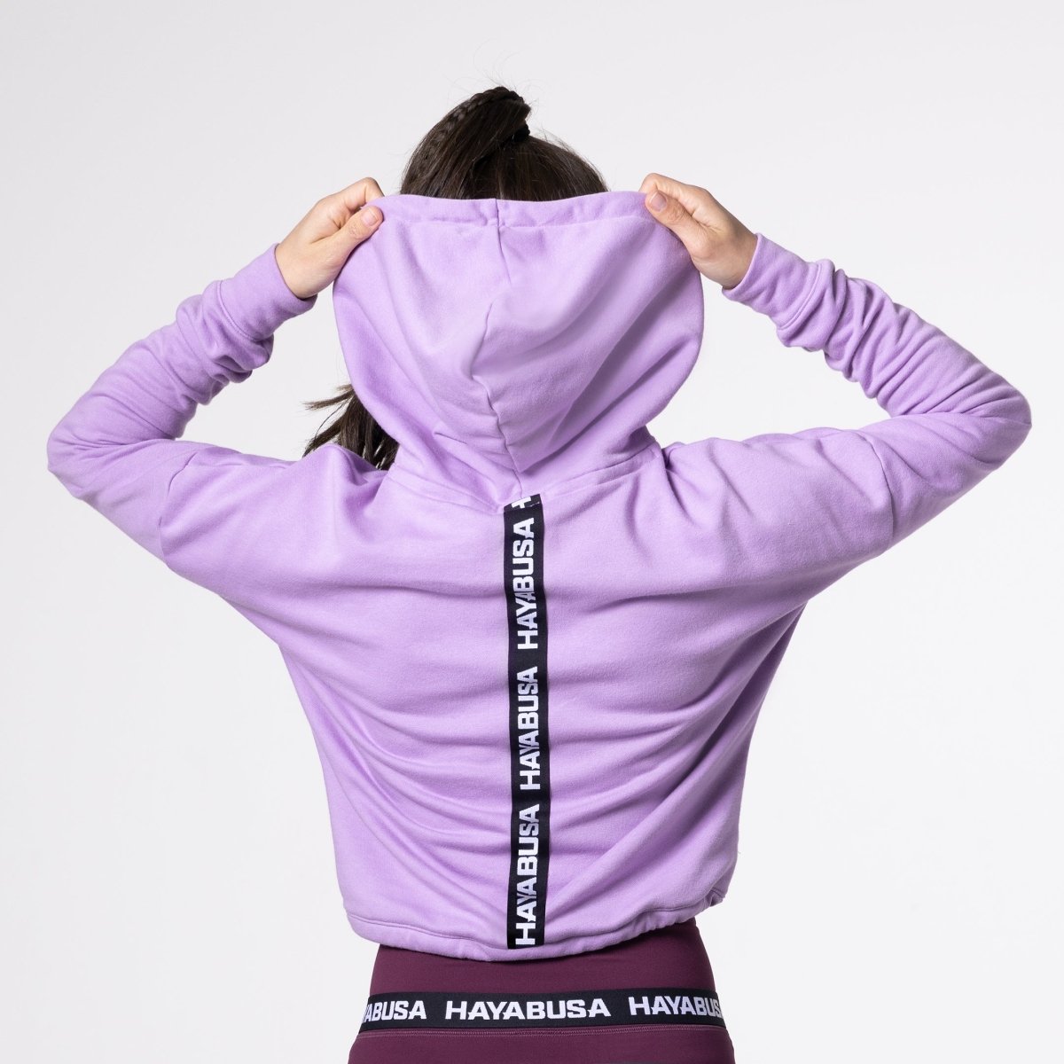 Achteraanzicht van de roze hoodie, met het dubbellaagse capuchonontwerp