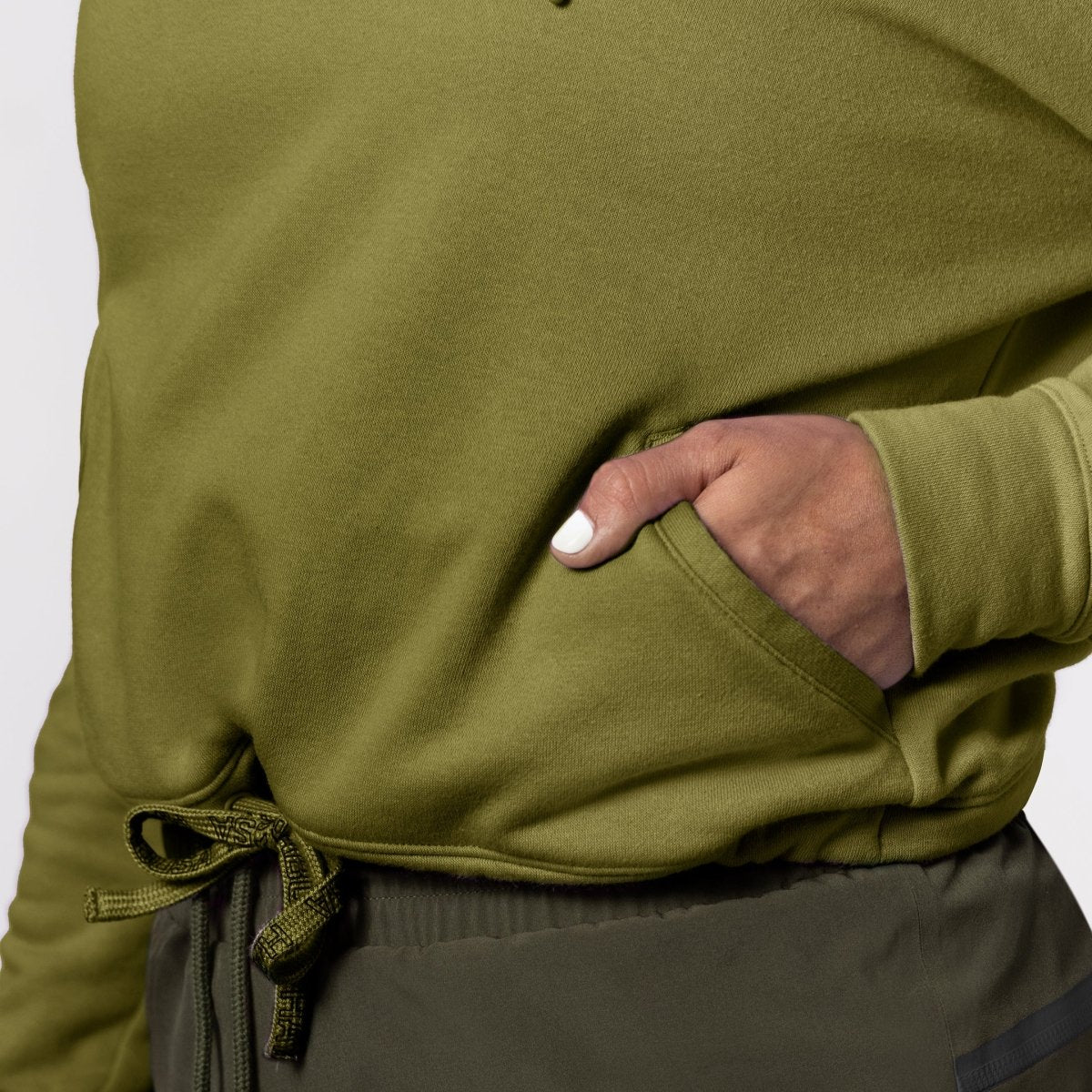 Detail van de voorzakken van het olijfgroene cropped sweatshirt Hayabusa