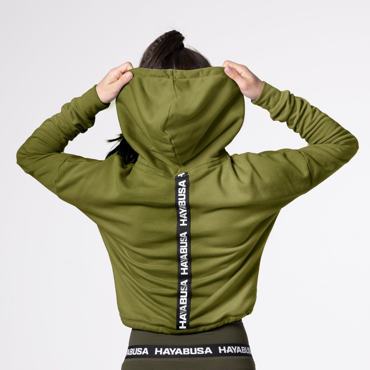 Achteraanzicht van het olijfgroene sweatshirt, focus op de verstelbare zoom met rubberen trekkoorden