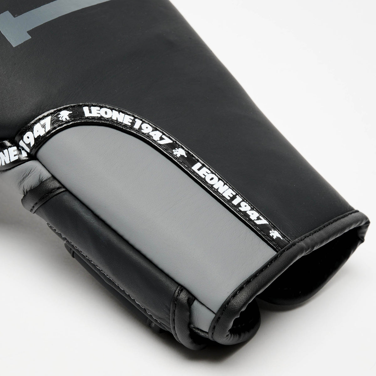 Prodigy Black Boxing Gloves - detail view 4