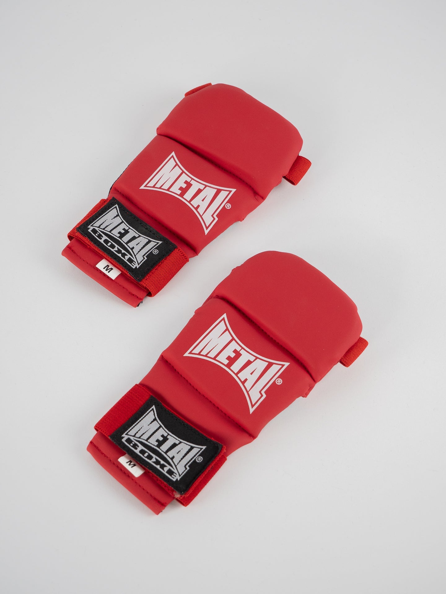 Vista frontale guanti Metal Boxe Ju Jitsu rossi a dita aperte per prese e striking