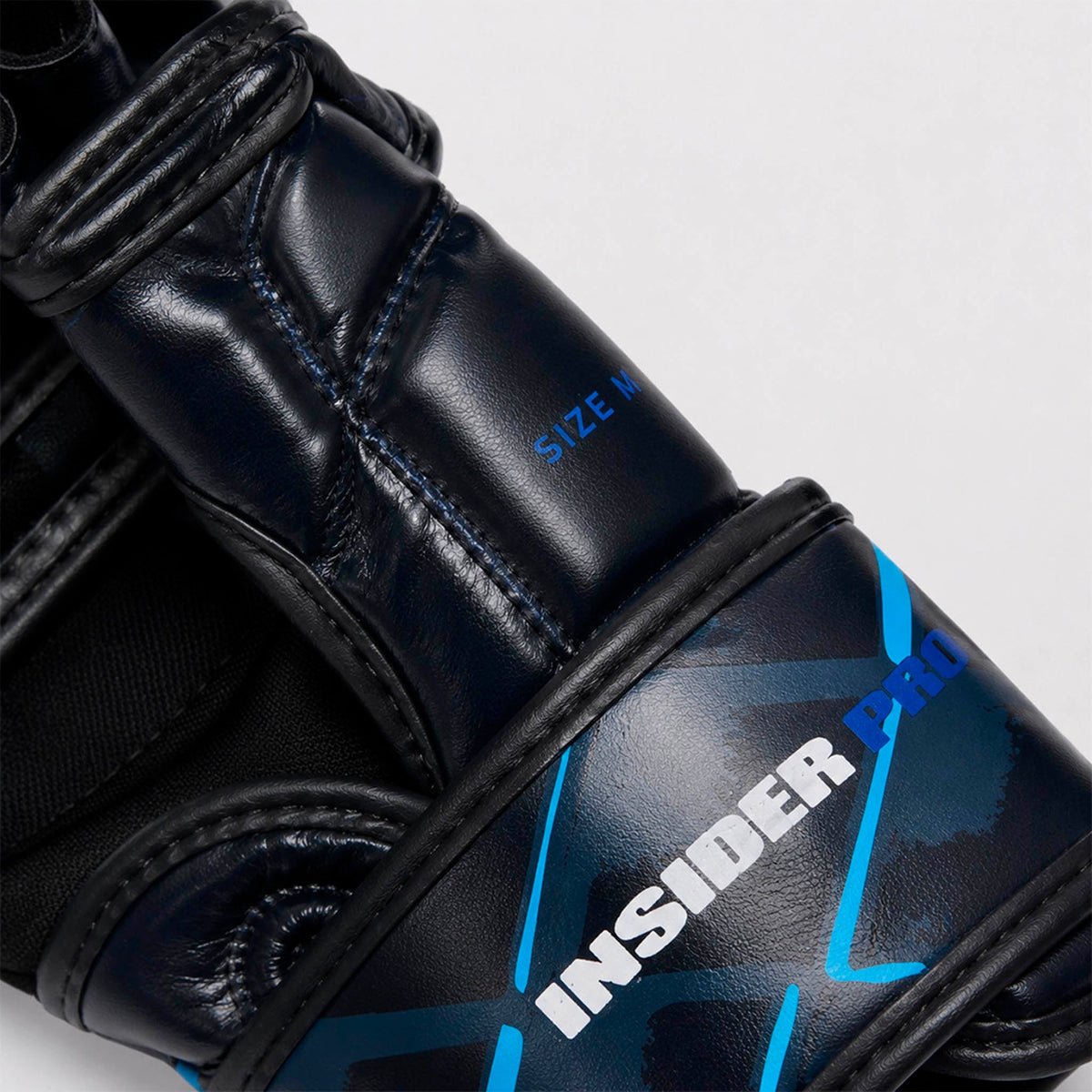 Modré rukavice MMA Cage – detailní pohled 3
