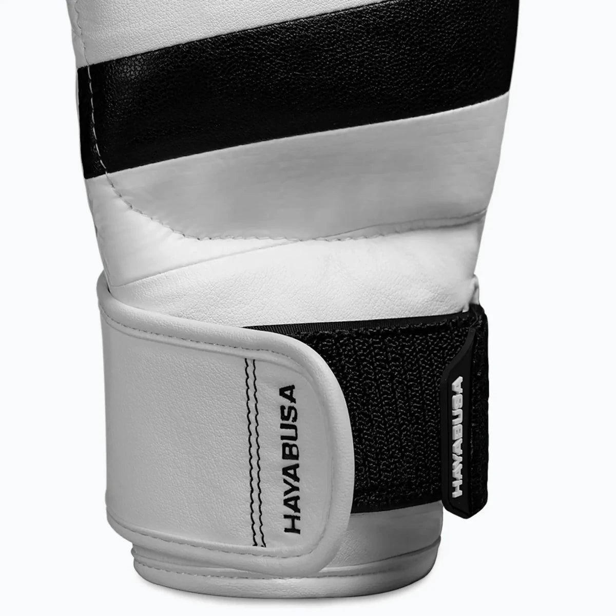 Acabamentos premium e materiais técnicos das luvas brancas Hayabusa T3 Hybrid com logotipo contrastante.