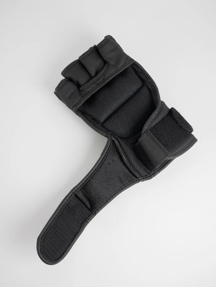 Vista laterale guanti MMA Hexagone, dettaglio del sistema a doppia chiusura velcro