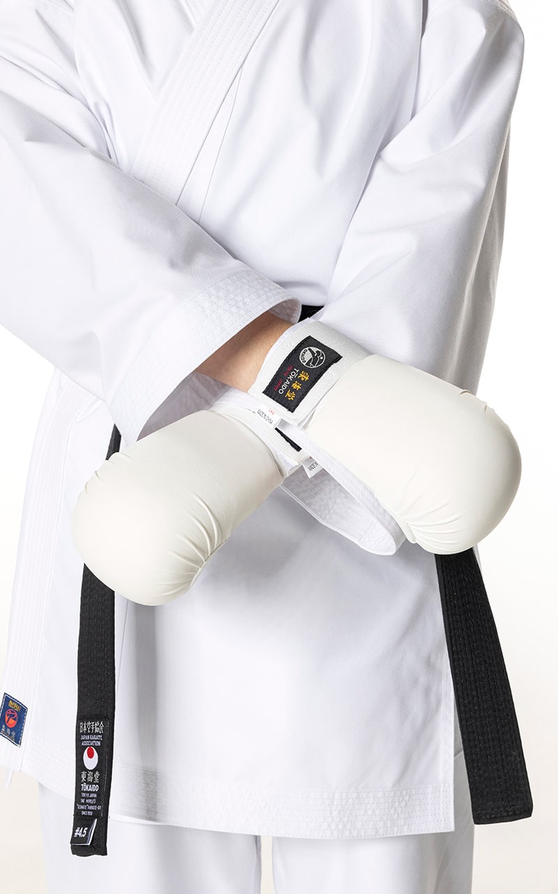 Guantini da karate Tokaido bianchi in pelle sintetica per allenamento e karate tradizionale.