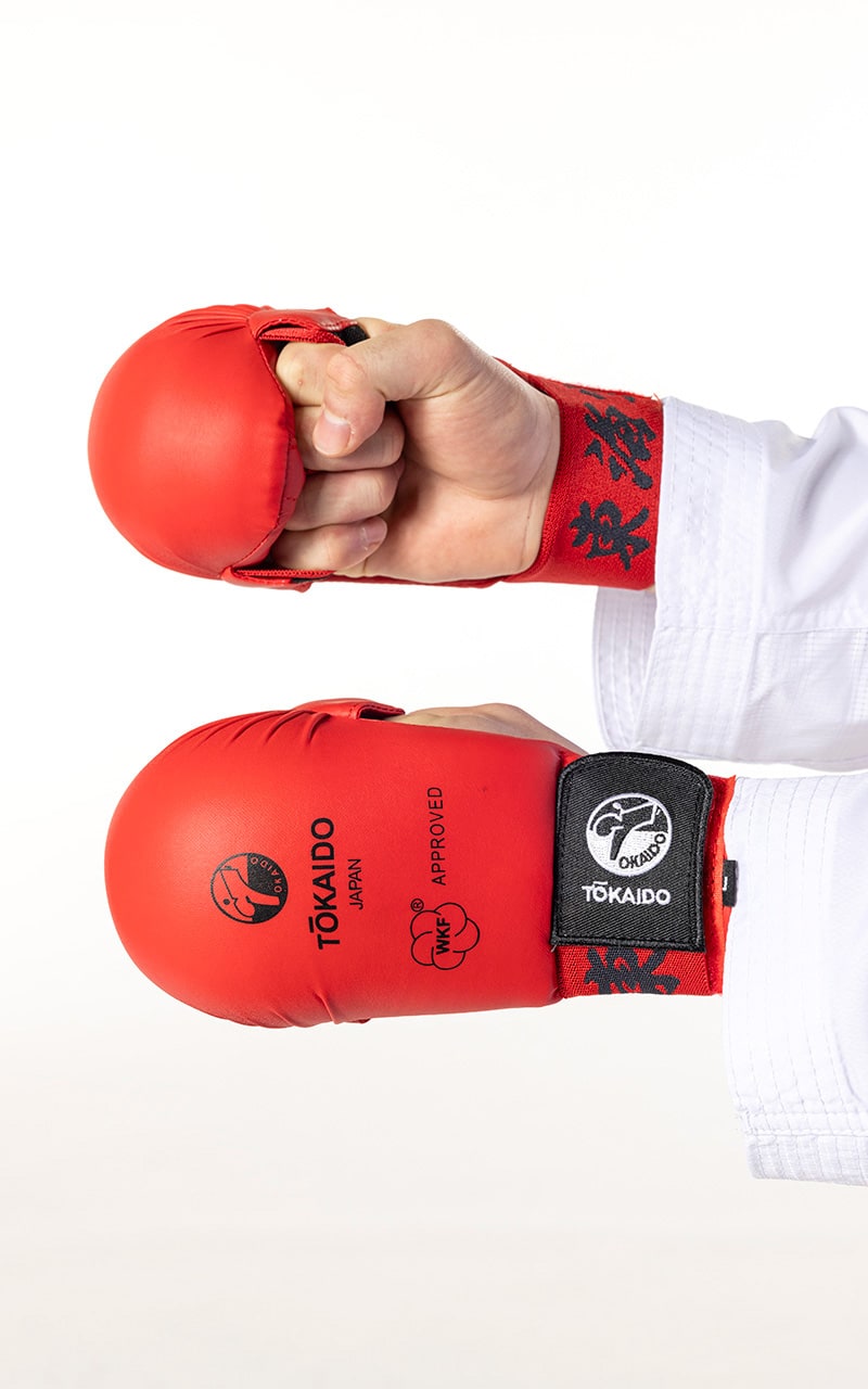 Guantini da Karate Tokaido modello Kanji rossi omologati WKF per competizioni internazionali.