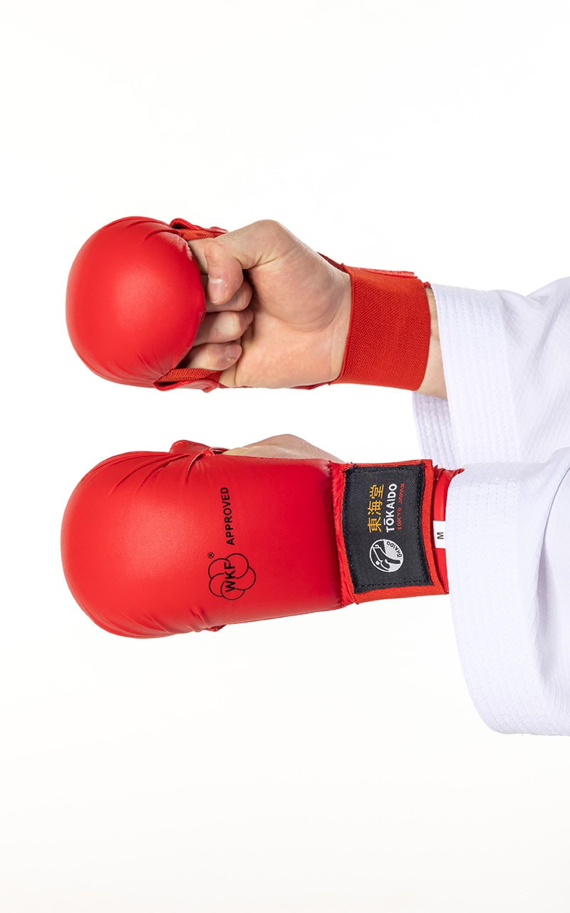 Guantini da Karate Tokaido omologati WKF in colore rosso per gare internazionali e allenamento.