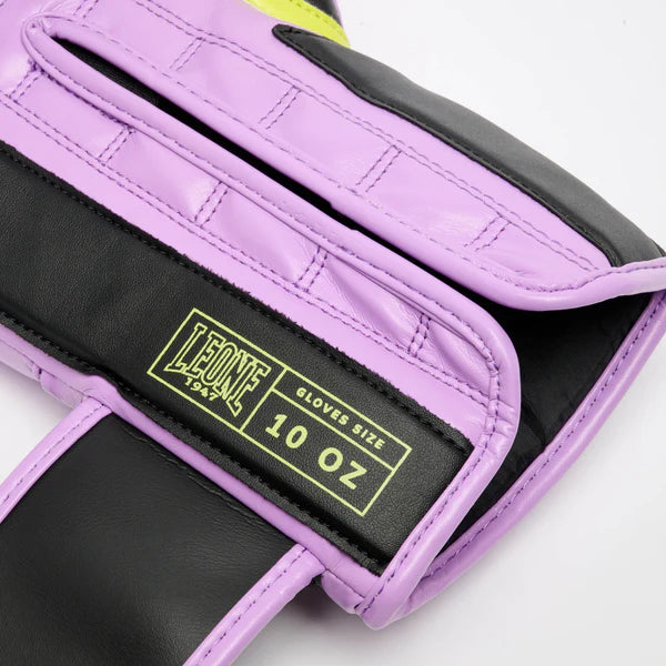 Primo piano della chiusura a velcro del guantone LEONE Stripe '47 viola, per un fit personalizzato