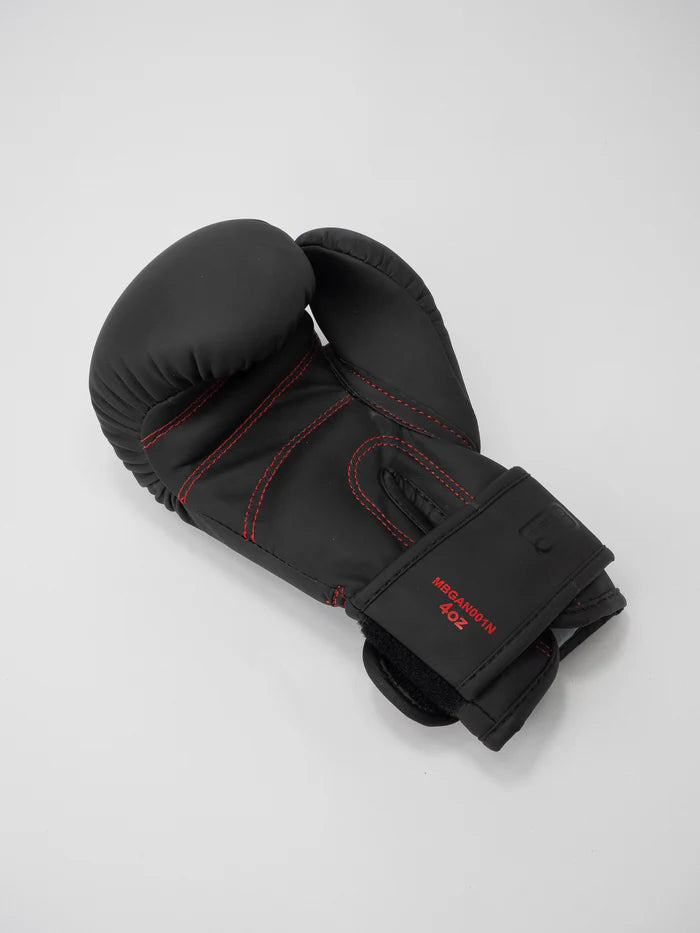 Vista del palmo dei guantoni Metal Boxe Mini Black, focus sulla calzata ergonomica per bambini