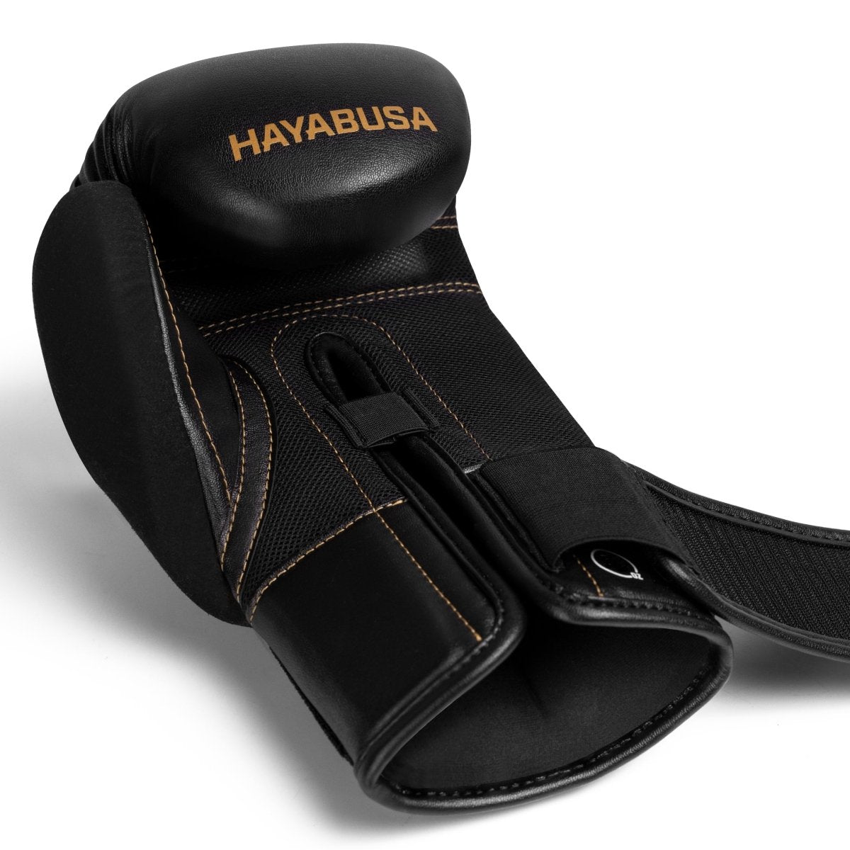 Nahaufnahme des offenen Klettverschlusses am schwarz-goldenen Hayabusa E1-Handschuh