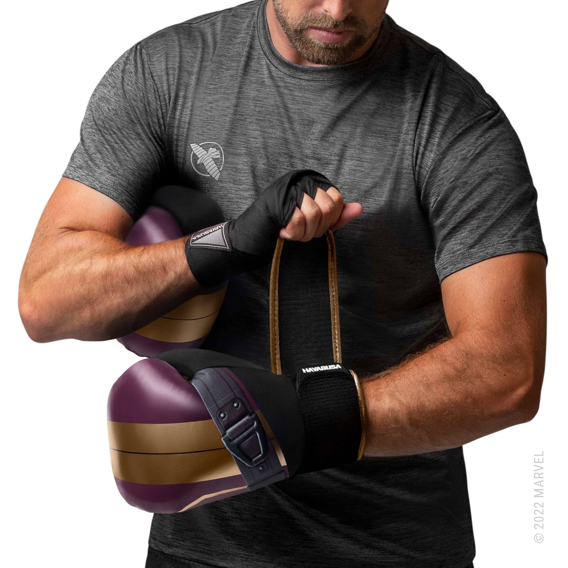Atleta che indossa i guantoni viola e oro Hayabusa Marvel Batroc