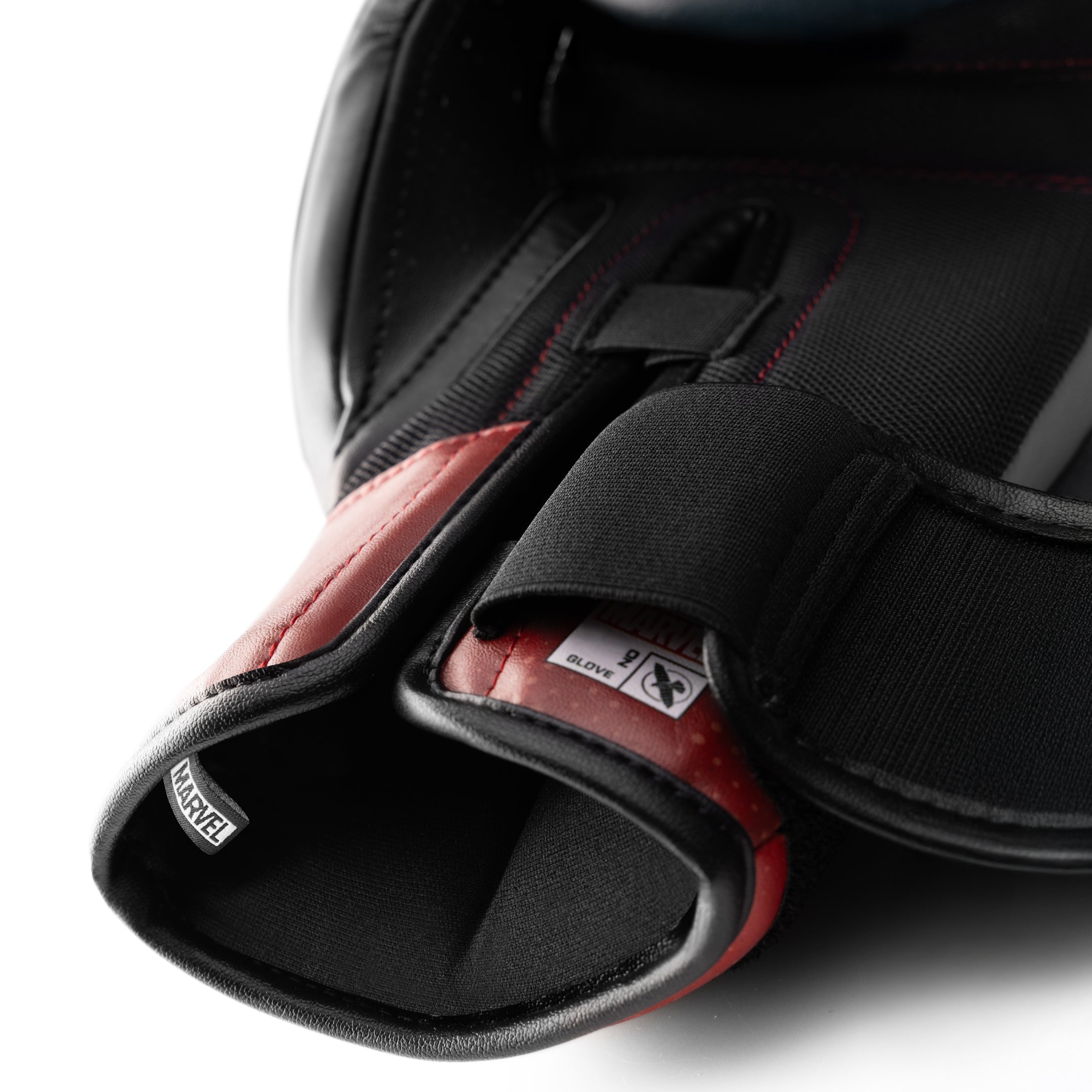 Dettaglio del sistema di chiusura elasticizzato singolo sul guantone Marvel Deadpool