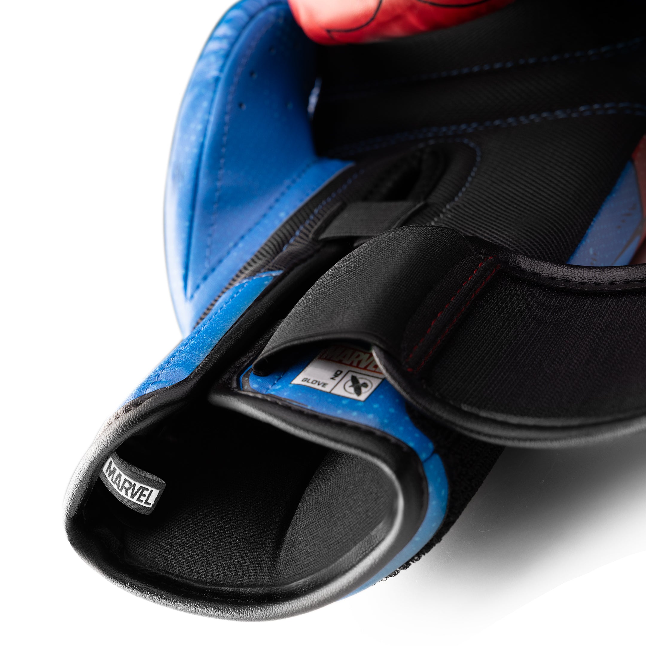 Dettaglio del sistema di chiusura elasticizzato singolo sul guantone Marvel Spider-Man