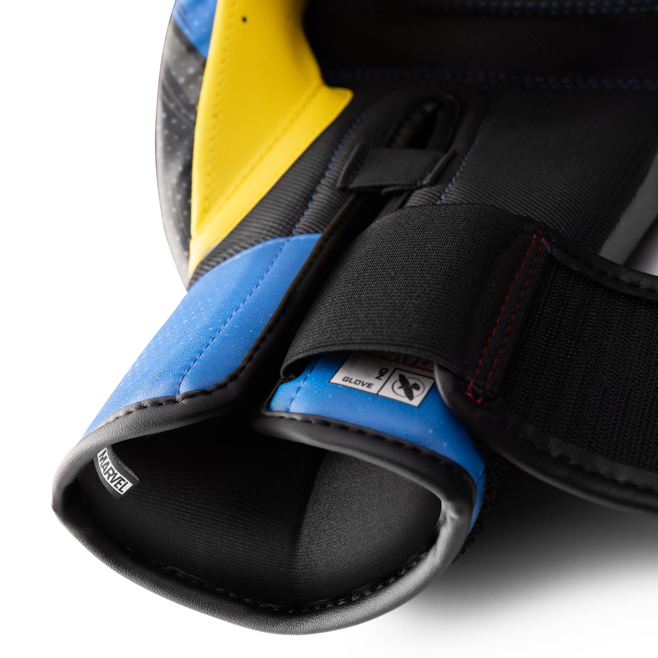 Dettaglio del sistema di chiusura elasticizzato singolo sul guantone Marvel Wolverine