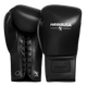 Coppia di guantoni da boxe con lacci Hayabusa Pro Lace neri, vista d'insieme con borsa in microfibra