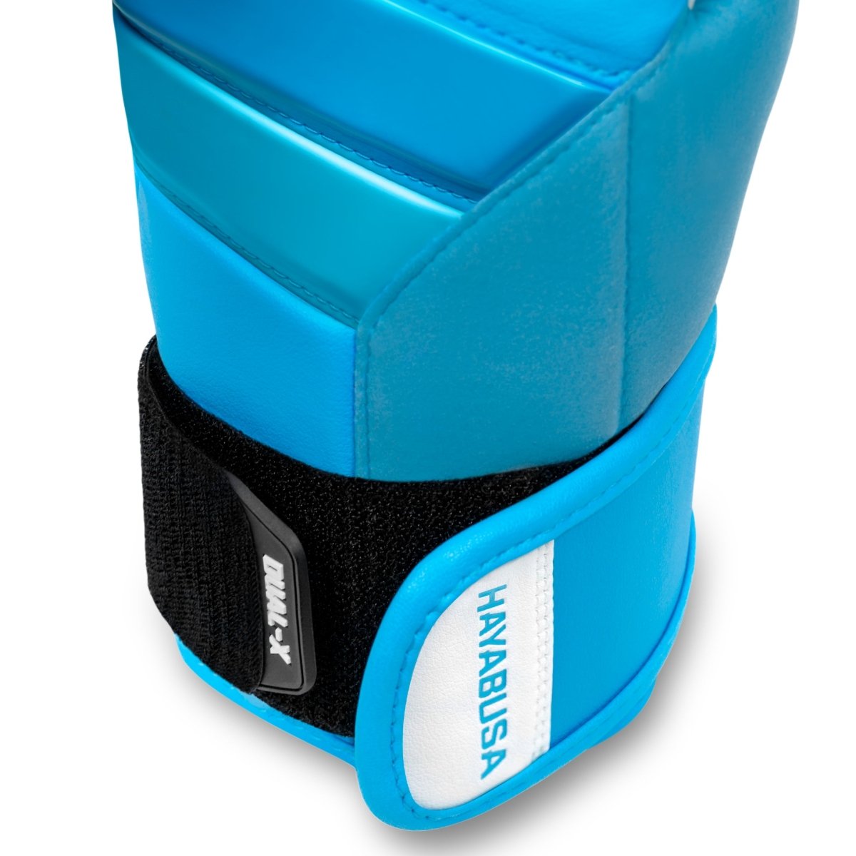 Détail du poignet et fermeture des gants bleus Hayabusa T3