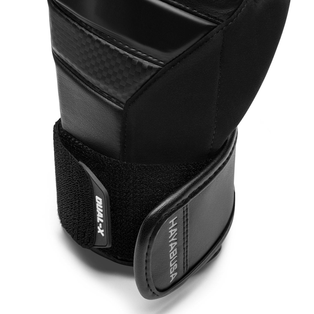 Détail du système de fermeture Dual-X des gants Hayabusa noirs pour enfants