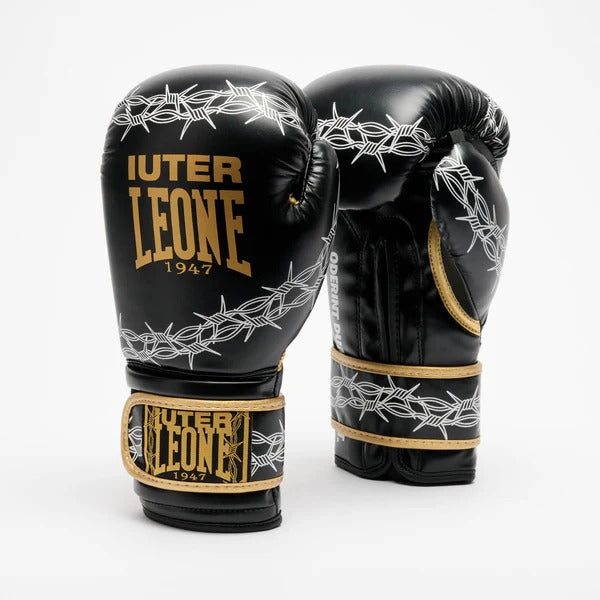 Coppia di guantoni da boxe LEONE x IUTER Barbed Wire neri e oro con grafica a filo spinato