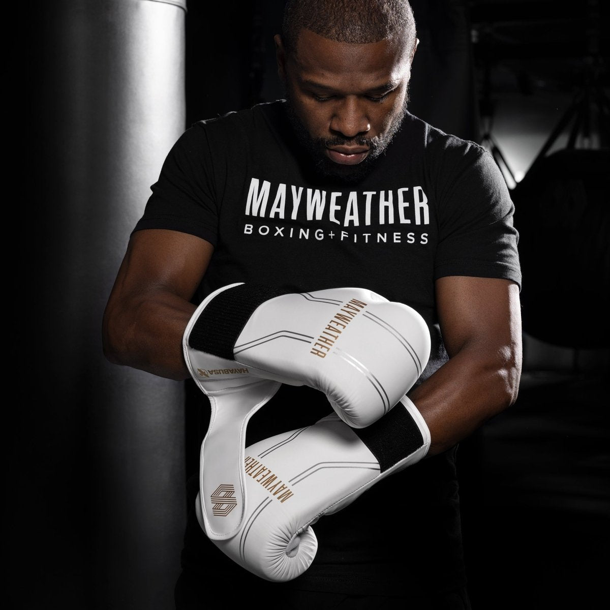 Floyd Mayweather poartă mănușile Hayabusa Contender albe și aurii 