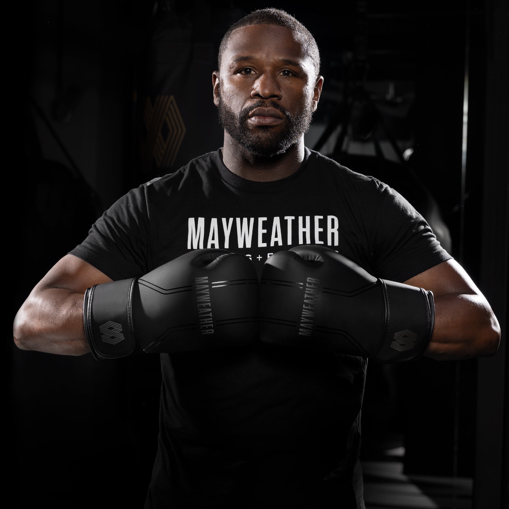 Floyd Mayweather indossa i guantoni neri Hayabusa Contender