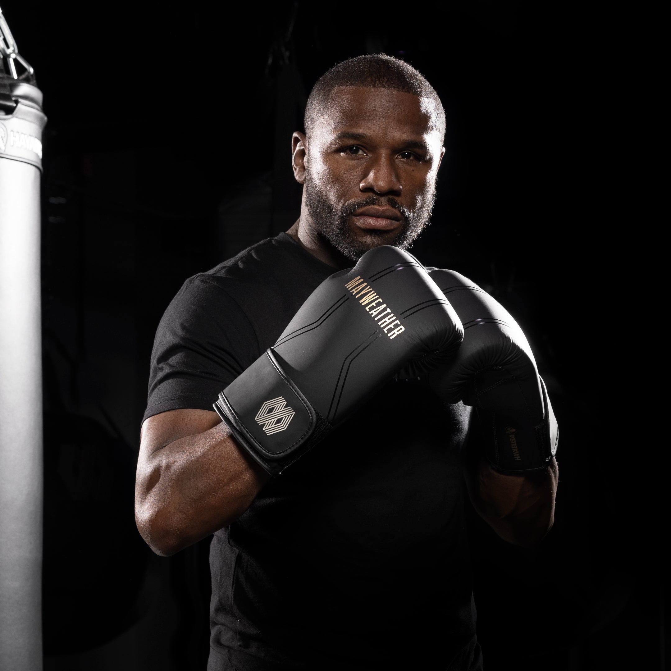 Floyd Mayweather indossa i guantoni neri e oro Hayabusa Contender durante un allenamento professionale