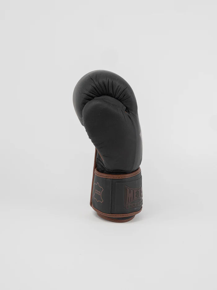 Vista laterale dei guantoni Metal Boxe Apollon, dettaglio della pelle e chiusura velcro