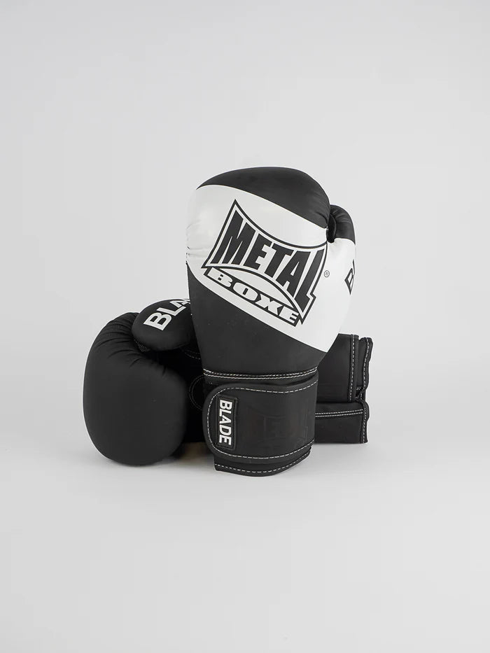 Vista frontale dei guantoni Metal Boxe Blade nero e bianco