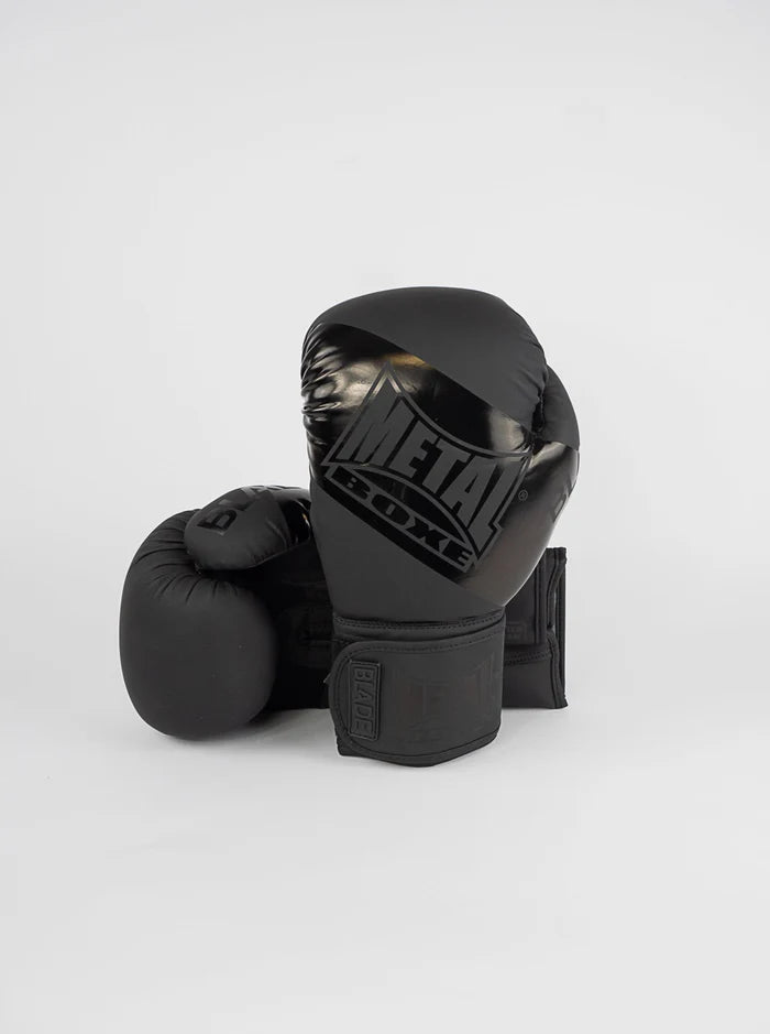 Vista frontale dei guantoni Metal Boxe Blade total black