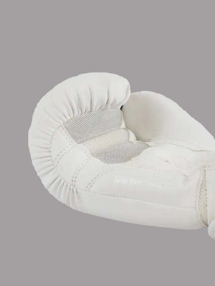 Dettaglio del palmo ventilato con tecnologia WindTec dei guantoni bianchi Metal Boxe