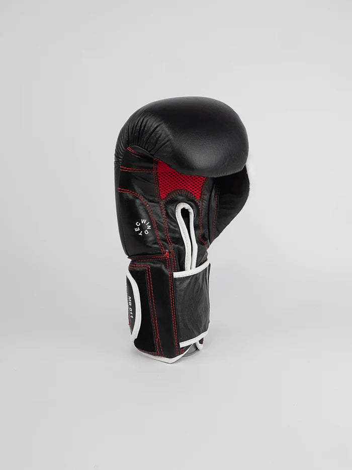 Dettaglio del palmo ventilato WindTec dei guantoni professionali Metal Boxe Leather Sparring