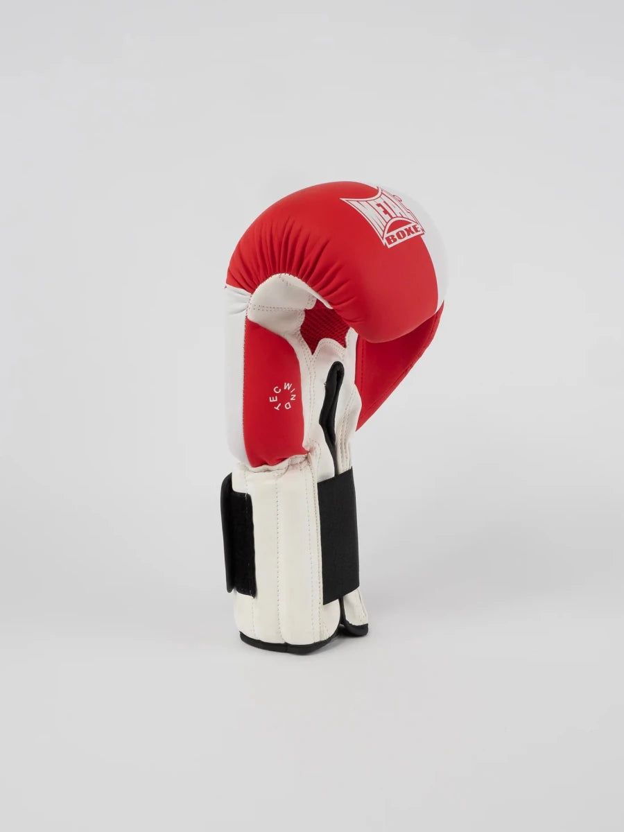 Detalle de ventilación de malla de guantes rojos Metal Boxing Savate