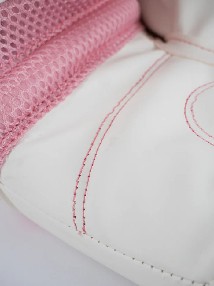 Dettaglio del palmo ventilato rosa con tecnologia WindTec dei guantoni MB200