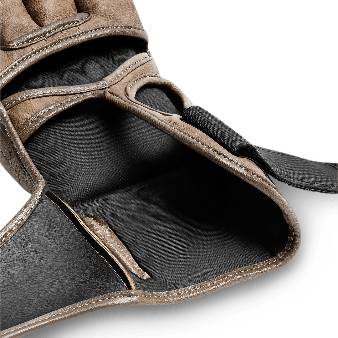 Primo piano del sistema di chiusura brevettato Dual-X dei guantoni Hayabusa T3 LX, supporto superiore per il polso