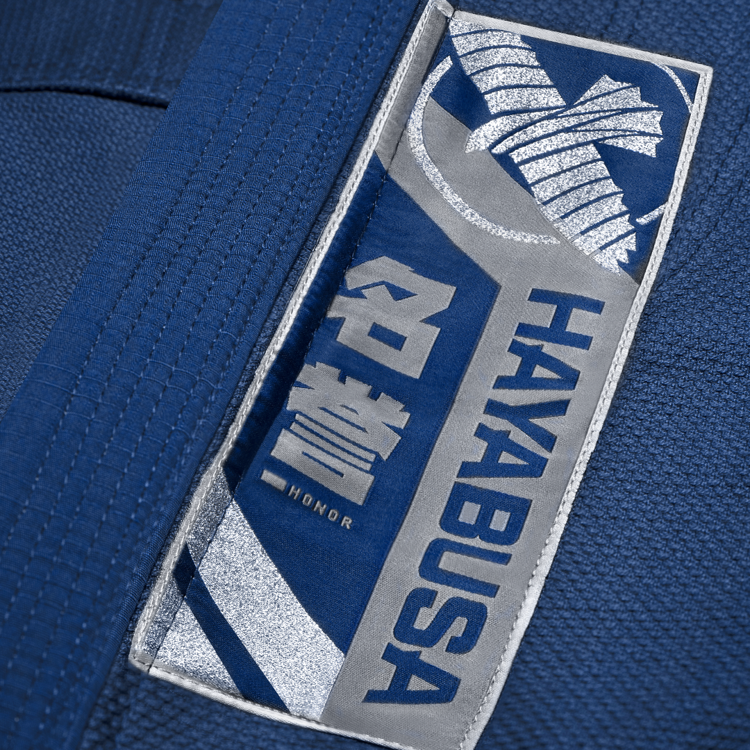 Dettaglio della scritta Hayabusa e dei simboli kanji sul kimono blu navy