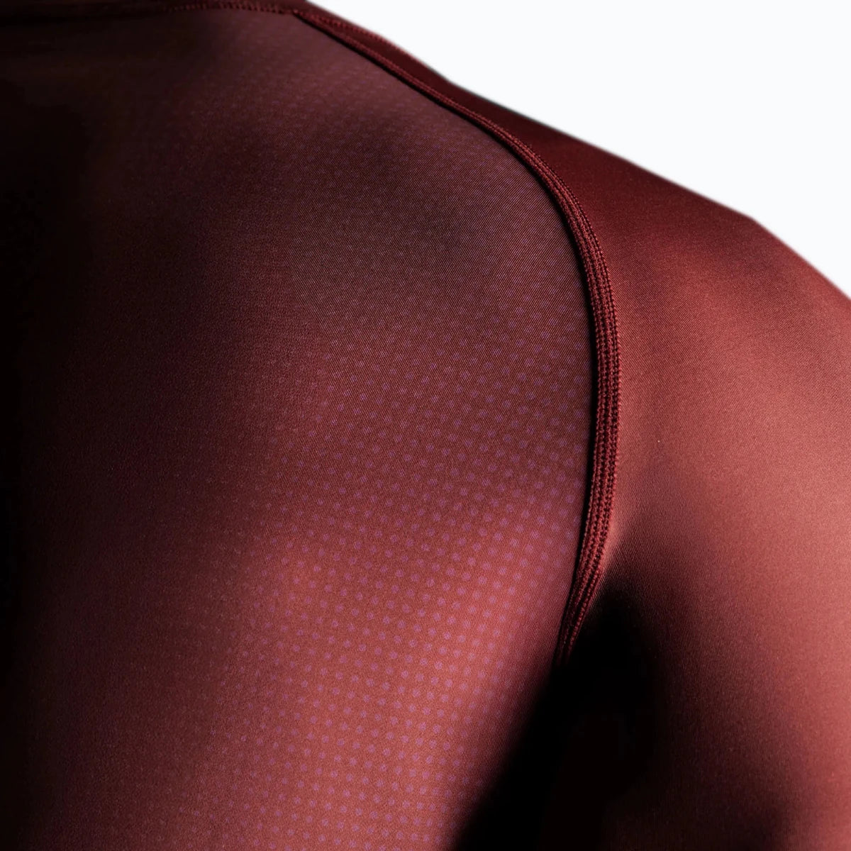 Bordeauxrotes Hayabusa-Rashguard-Detail an den Seiten und Ärmeln.