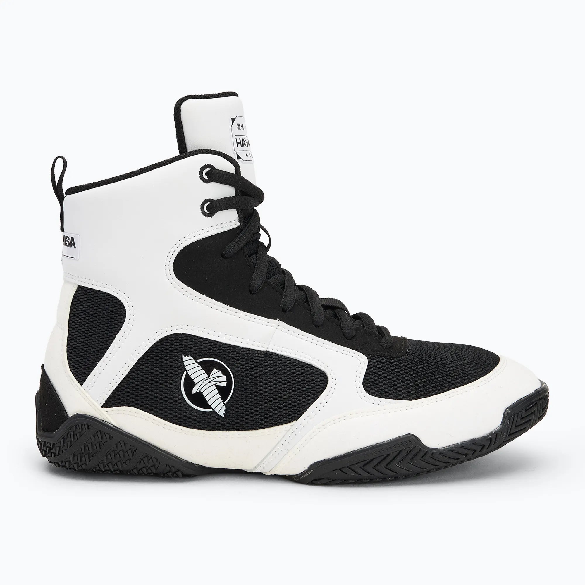 Dettaglio allacciatura e linguetta tecnica scarpe da boxe Hayabusa bianche.