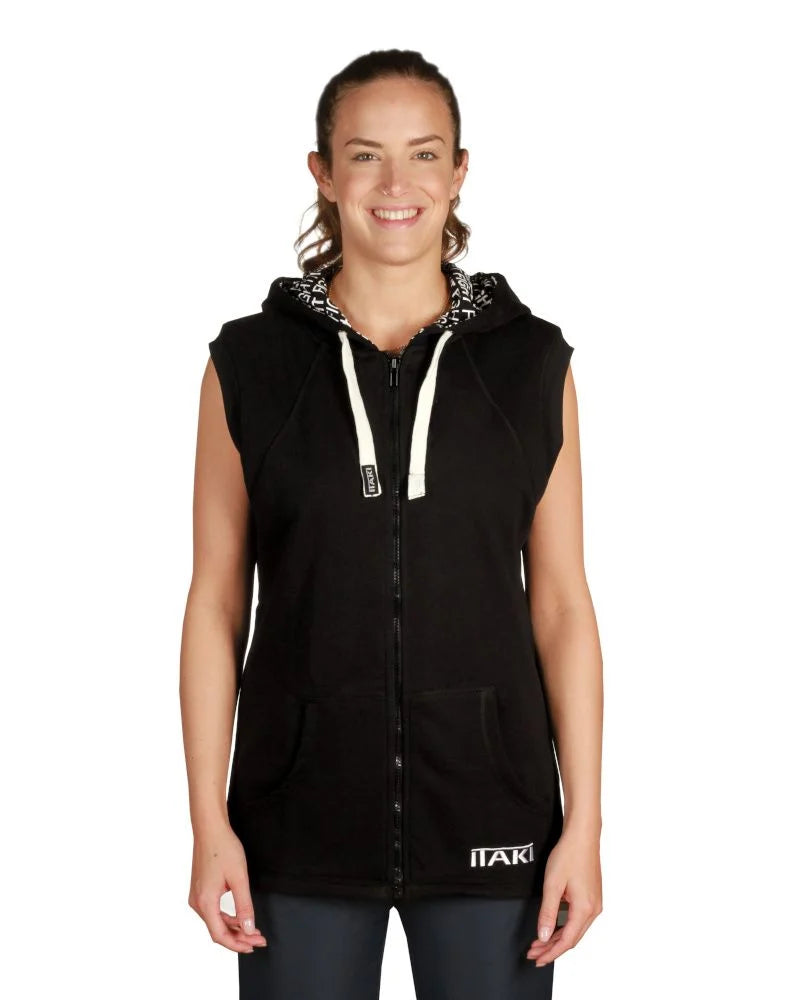 Vista anteriore della felpa smanicata con cappuccio Itaki da donna, design ergonomico ideale per l'attività sportiva e il fitness