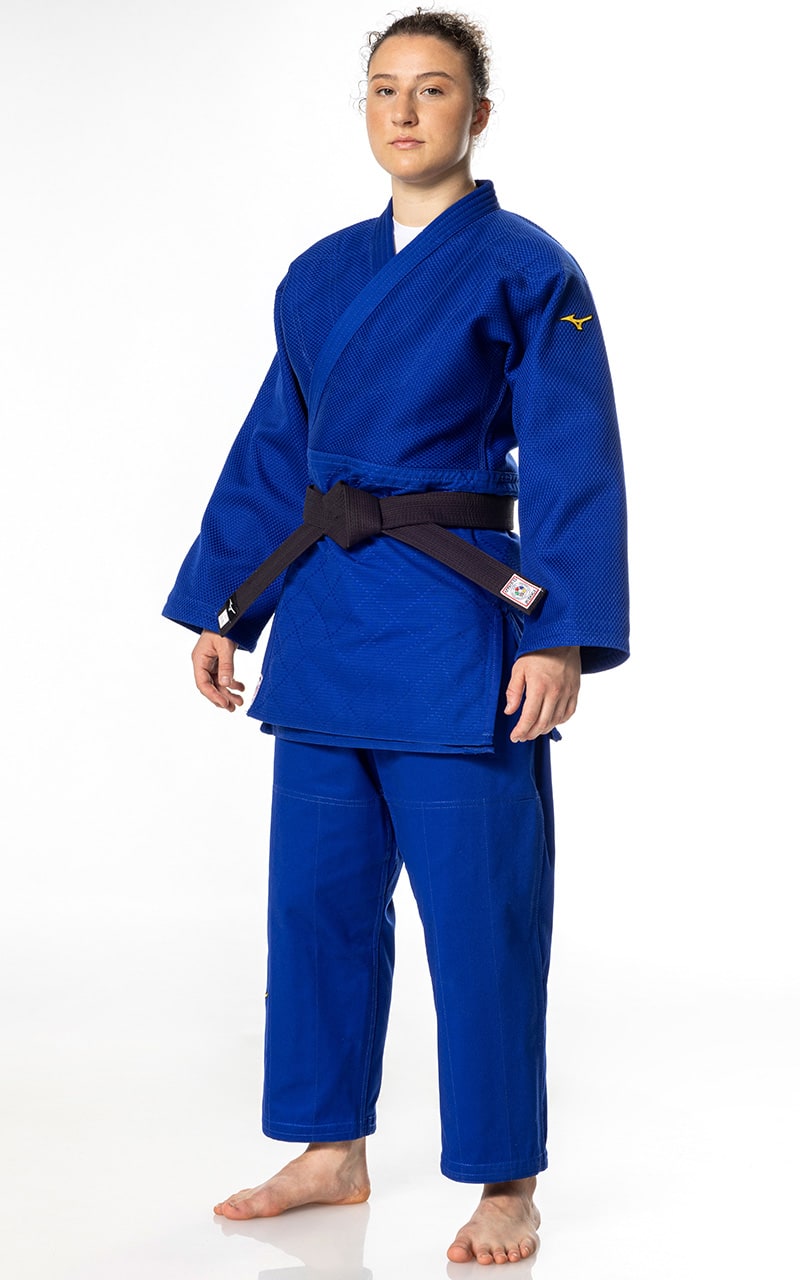 Judogi Mizuno Yusho III blu omologato IJF con etichetta rossa per competizioni ufficiali.
