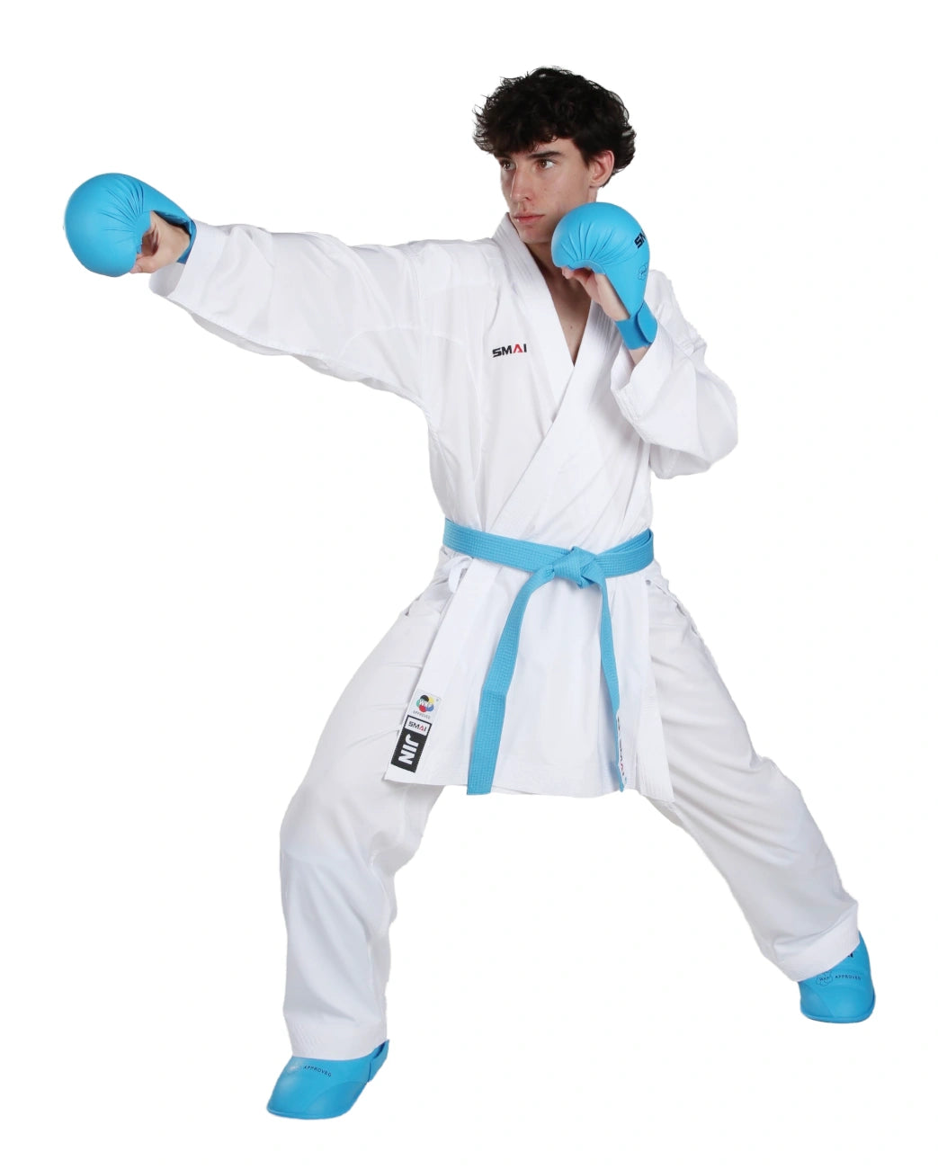 Atleta di karate che esegue un pugno indossando il karategi Smai Jin approvato WKF