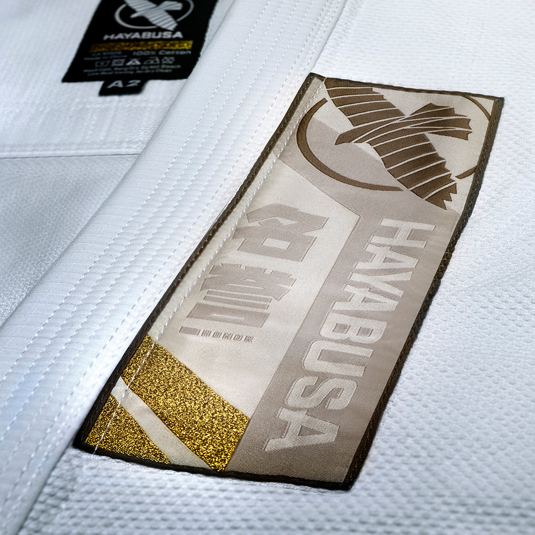 Dettaglio dei ricami e delle patch tradizionali sulla giacca del kimono bianco Hayabusa