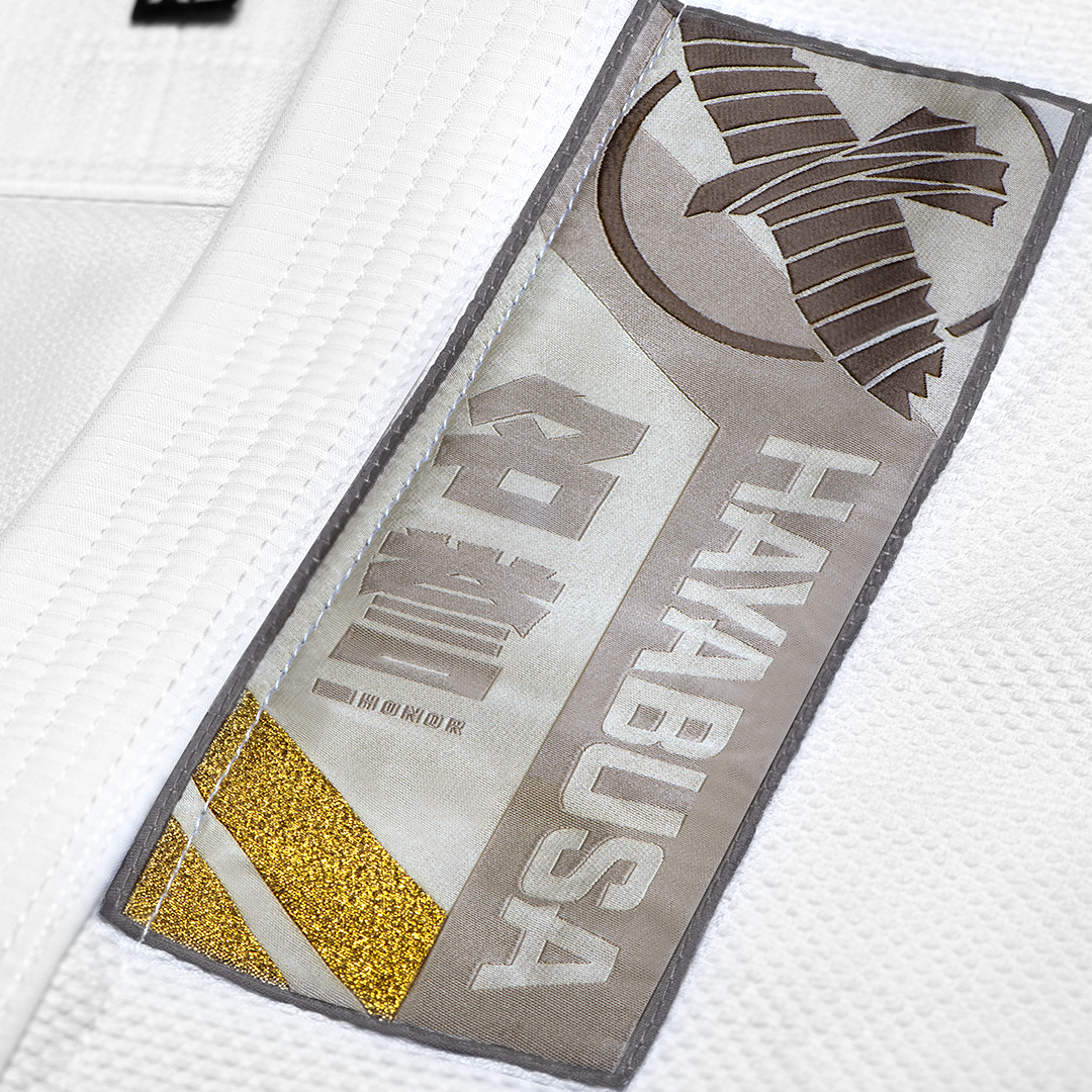 Dettaglio delle patch con kanji e ricami sul kimono Hayabusa bianco