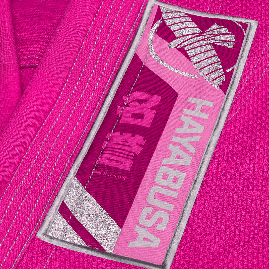 Primo piano dei loghi e delle scritte ricamate sulla variante rosa del Gi Hayabusa