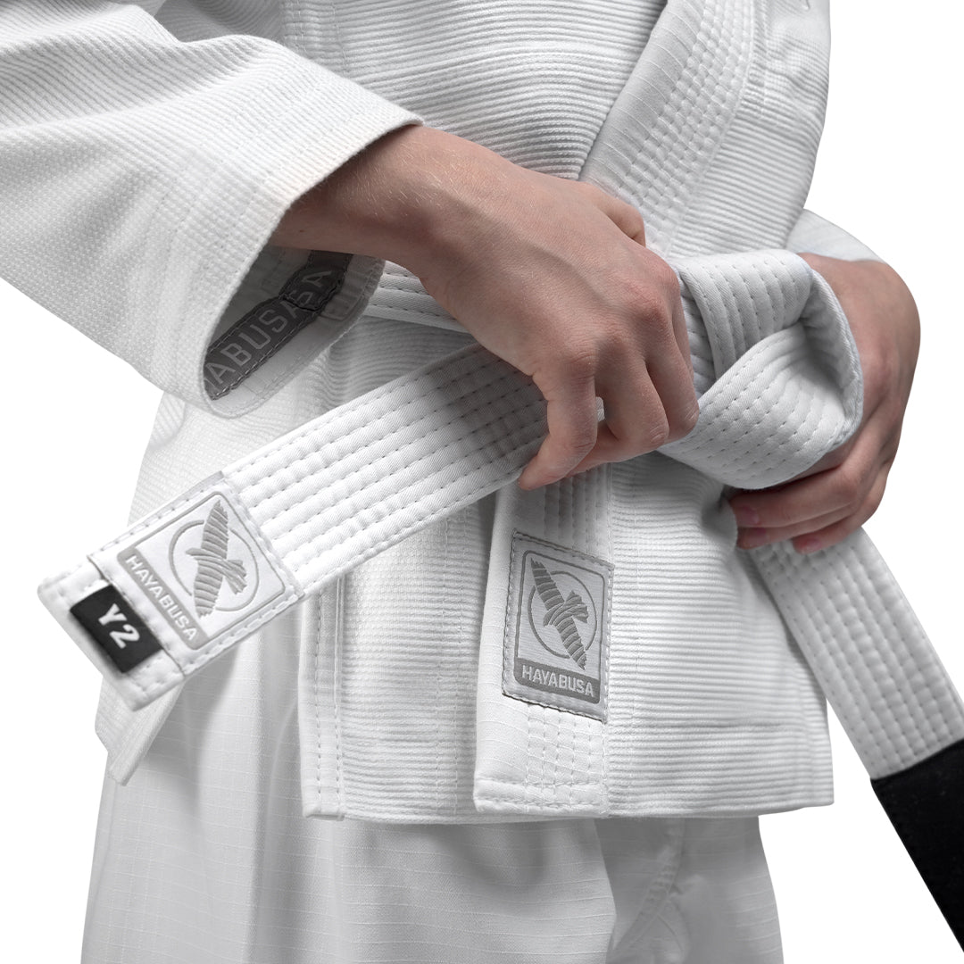 Dettaglio della cintura bianca inclusa con il Gi Hayabusa Essential bianco per bambini