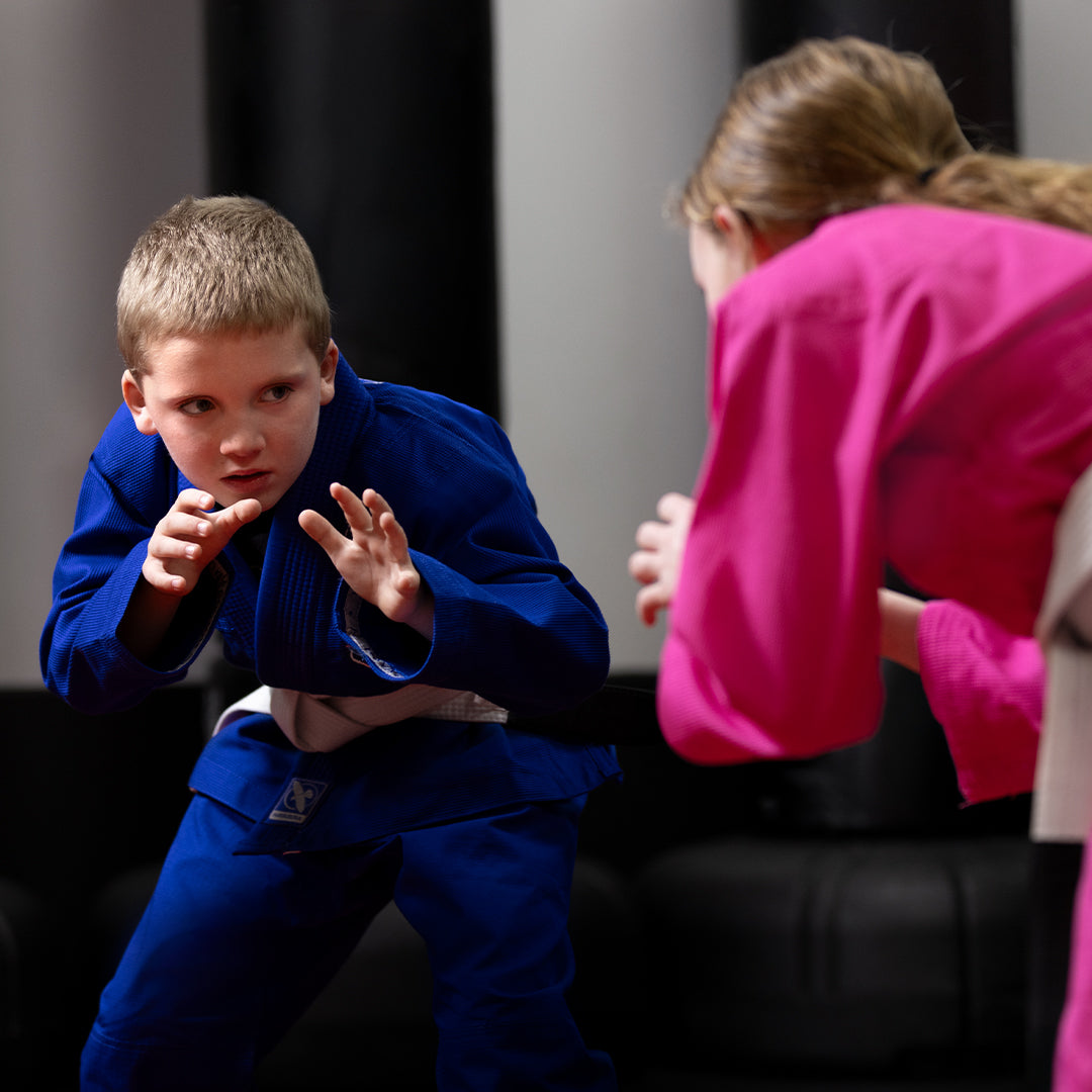 Bambino in azione sul tatami con il kimono blu Hayabusa Essential Kids