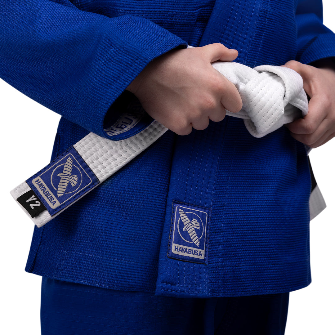 Dettaglio della cintura bianca inclusa con il kimono blu Hayabusa Essential